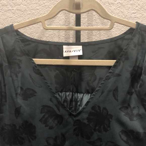 NWOT! Ava & Viv green/black floral v neck blouse - Picture 3 of 5